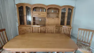 Mueble de salón y mesa con 6 sillas de comdedor