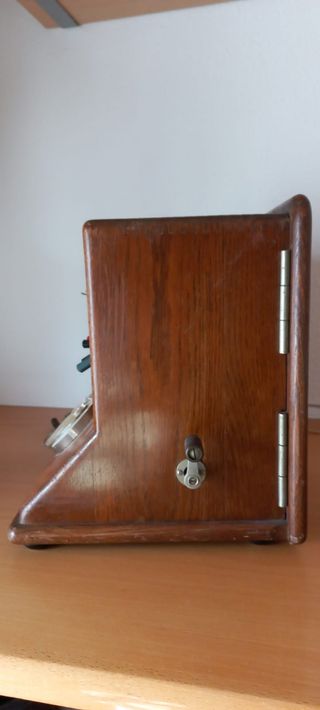 Antigua centralita. Roble.