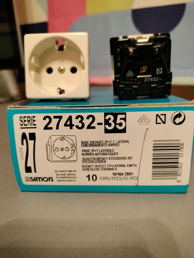BASE ENCHUFE 2P+T.T.LATERAL BLANCO SIMON 27432-35