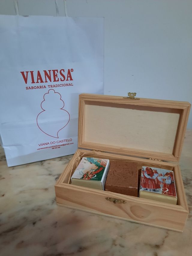 Caixa de Madeira com sabonetes naturais