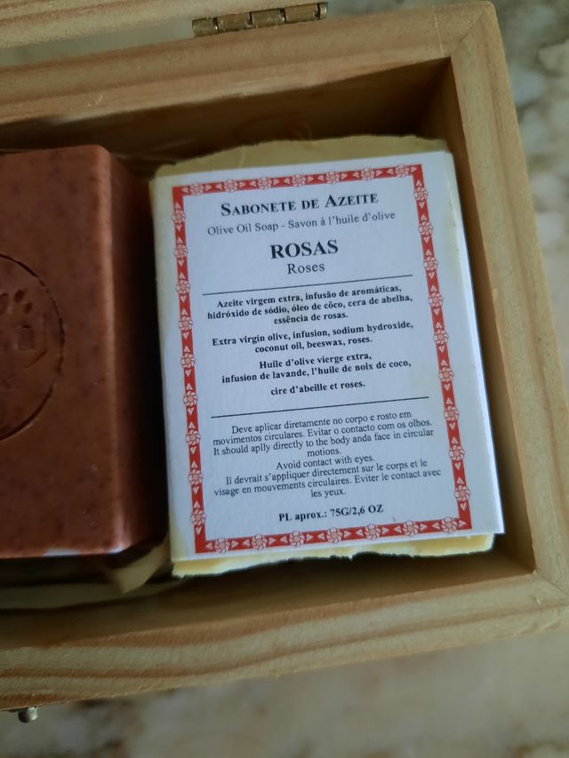 Caixa de Madeira com sabonetes naturais