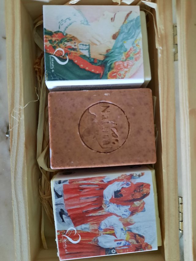 Caixa de Madeira com sabonetes naturais