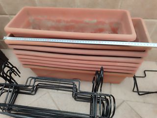 Jardineras de plástico con soporte. 8 unidades