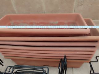 Jardineras de plástico con soporte. 8 unidades