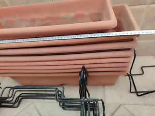 Jardineras de plástico con soporte. 8 unidades