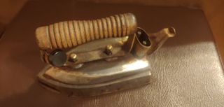 Antigua plancha de hierro,para enchufe.