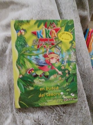 Kika Superbruja en busca del tesoro (Kika Superbruja / Kika Superwitch) (Spanish Edition)