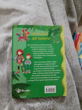 Kika Superbruja en busca del tesoro (Kika Superbruja / Kika Superwitch) (Spanish Edition)