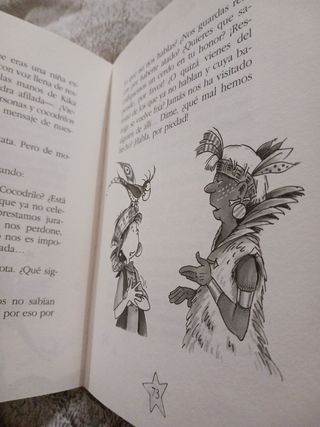 Kika Superbruja en busca del tesoro (Kika Superbruja / Kika Superwitch) (Spanish Edition)