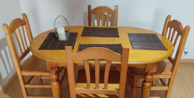 Mesa y 4 o 6 sillas pino miel