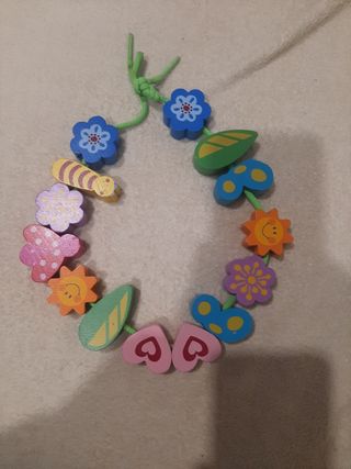 Juego de enhebrar. Collar.  Bebe.