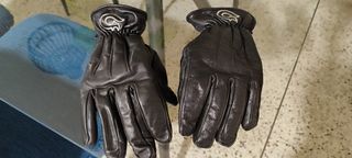 Chaqueta, botas y guantes de mujer para moto