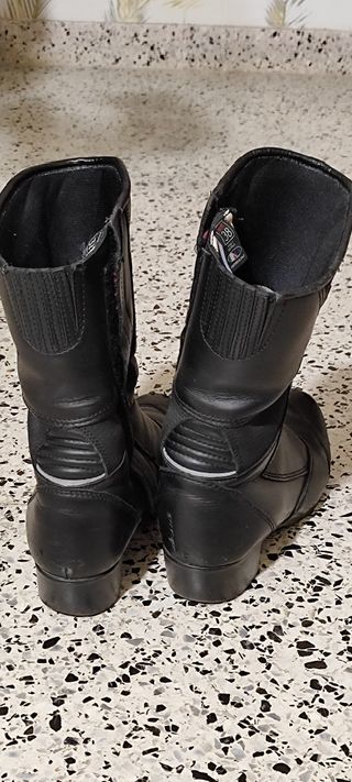 Chaqueta, botas y guantes de mujer para moto