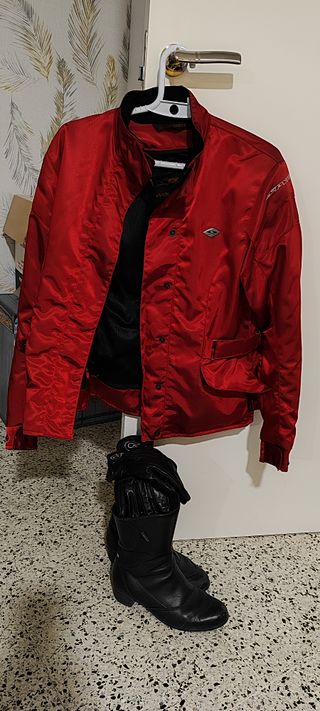 Chaqueta, botas y guantes de mujer para moto