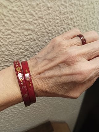 Dos pulseras y anillo esmalte.Laurana