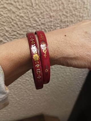 Dos pulseras y anillo esmalte.Laurana