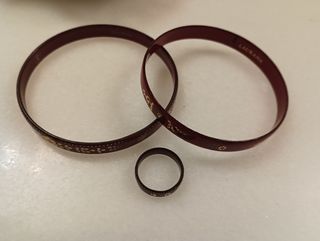 Dos pulseras y anillo esmalte.Laurana