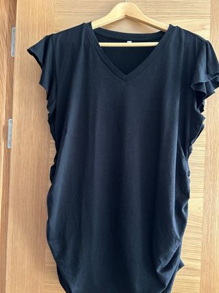 Camiseta negra embarazo cuello pico