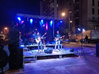 Grupo versiones pop- rock "pollastres"