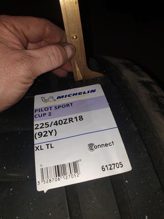 Neumatico 225/40 r18