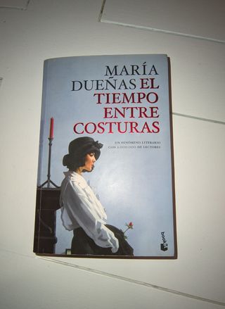 El tiempo entre costuras