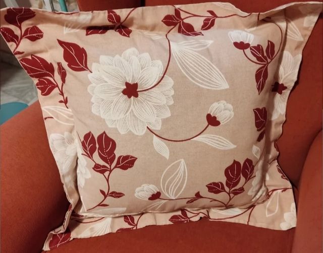 Cuscino quadrato beige con fiori bianchi e bordeaux