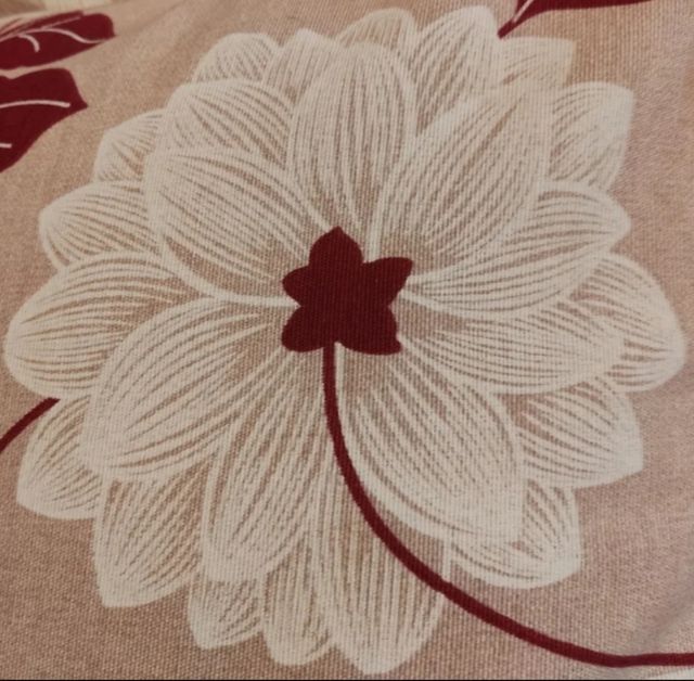 Cuscino quadrato beige con fiori bianchi e bordeaux