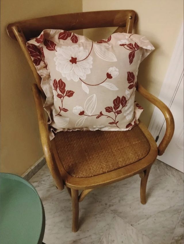 Cuscino quadrato beige con fiori bianchi e bordeaux