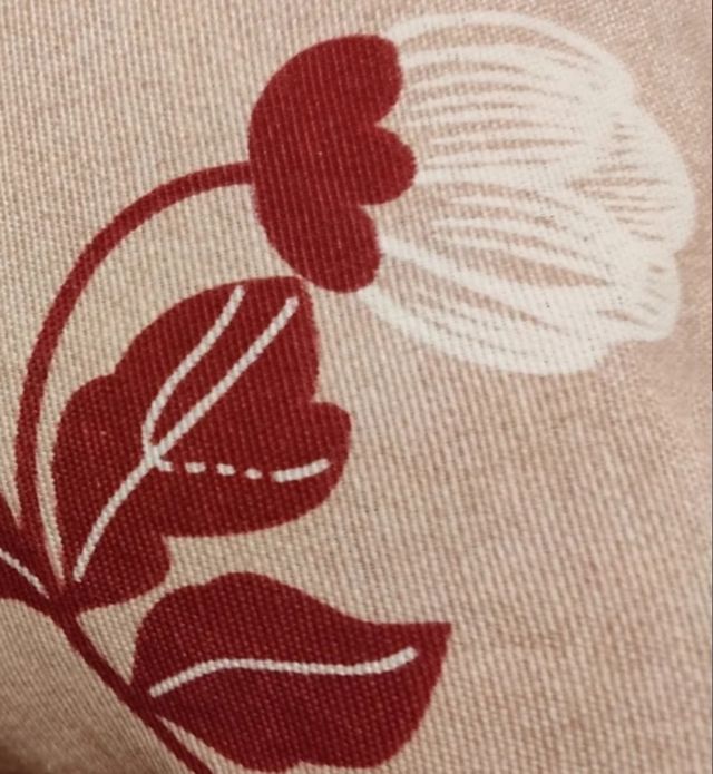 Cuscino quadrato beige con fiori bianchi e bordeaux