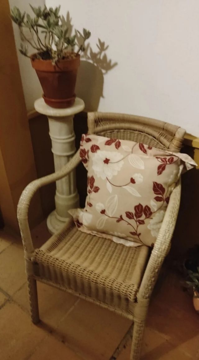 Cuscino quadrato beige con fiori bianchi e bordeaux