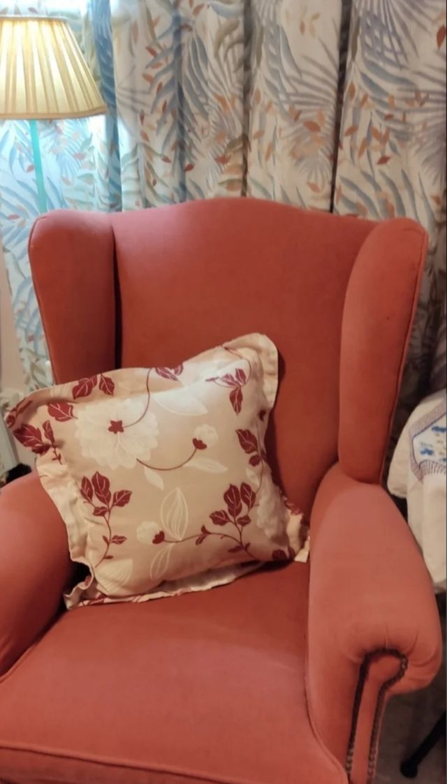 Cuscino quadrato beige con fiori bianchi e bordeaux