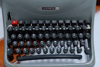 Maquina de escribir antigua