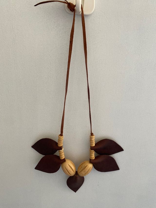 Bolso de cuero artesanal y collar/ sac cuir