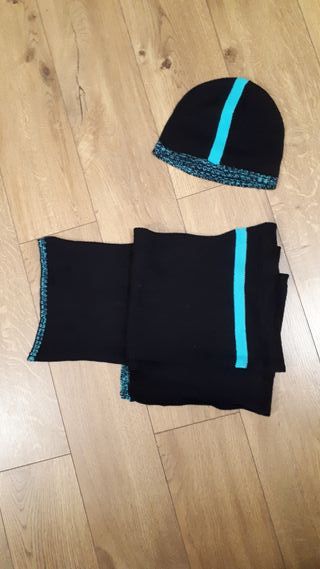 Bufanda y gorro a juego negro y azul