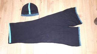 Bufanda y gorro a juego negro y azul