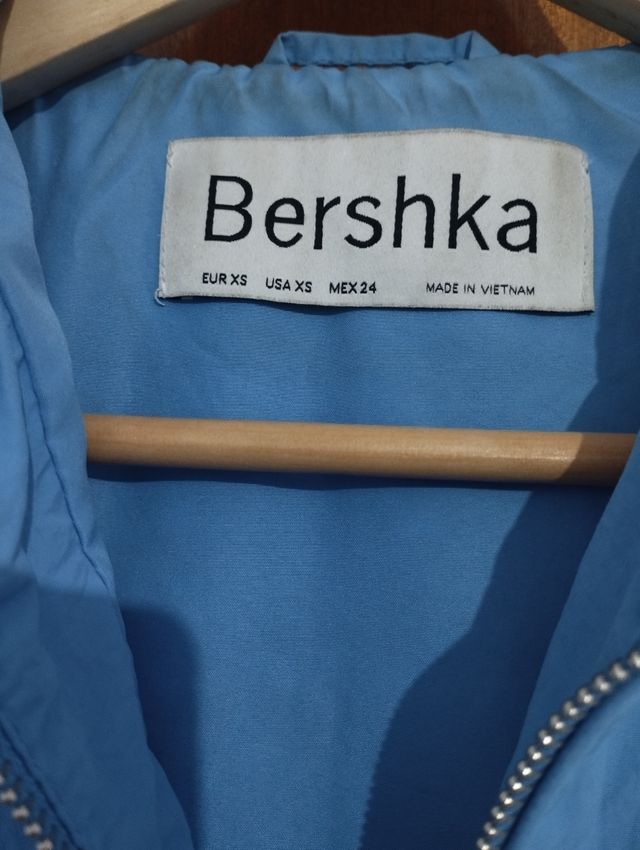 Chaqueta impermeable Bershka XS