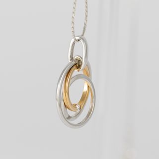 Colgante en oro amarillo y blanco 18k y brillante