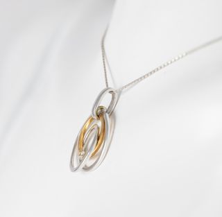 Colgante en oro amarillo y blanco 18k y brillante