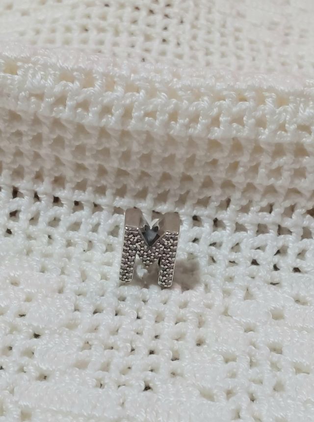 Charm letra M plata y zircón cubico