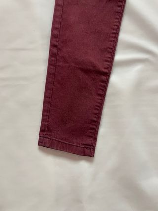 Pantalón burdeos pitillos SuiteBlanco