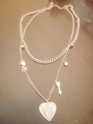 Gargantilla con colgantes y corazón de n