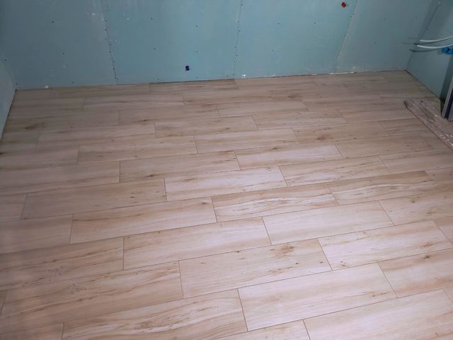 Suelo porcelánico efecto madera +- 13 m2