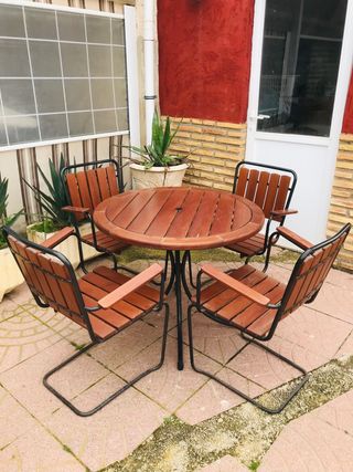 Mesa y sillas jardin