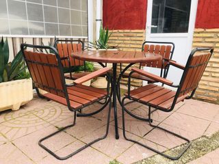 Mesa y sillas jardin