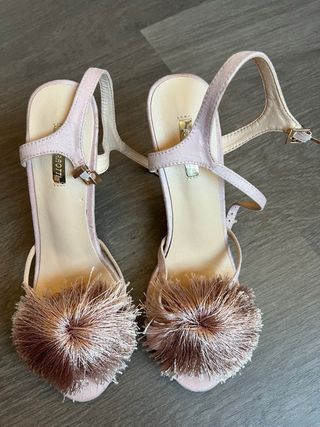 Sandalias de tacon rosa maquillaje con pompon bu
