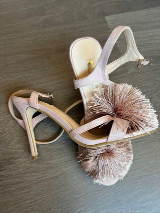 Sandalias de tacon rosa maquillaje con pompon bu