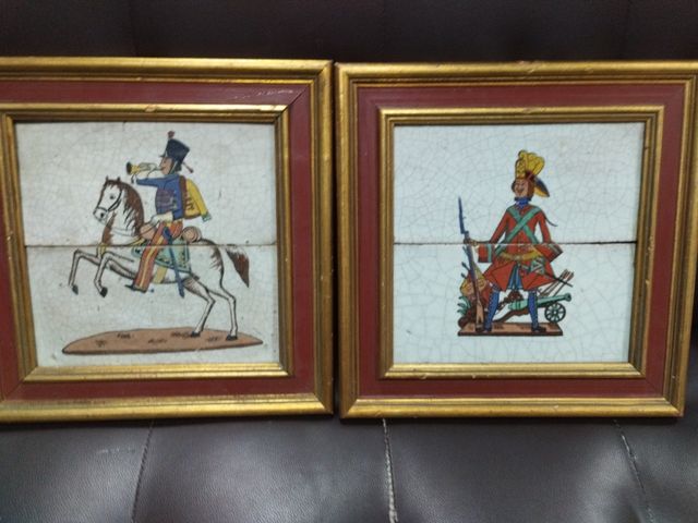 Cuadros cerámica antigua motivos militares.