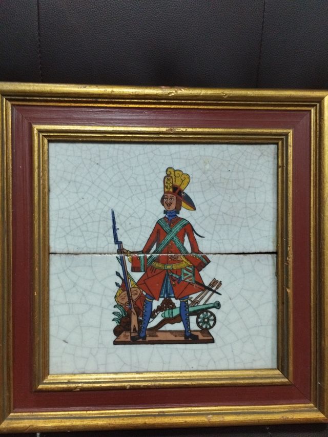 Cuadros cerámica antigua motivos militares.