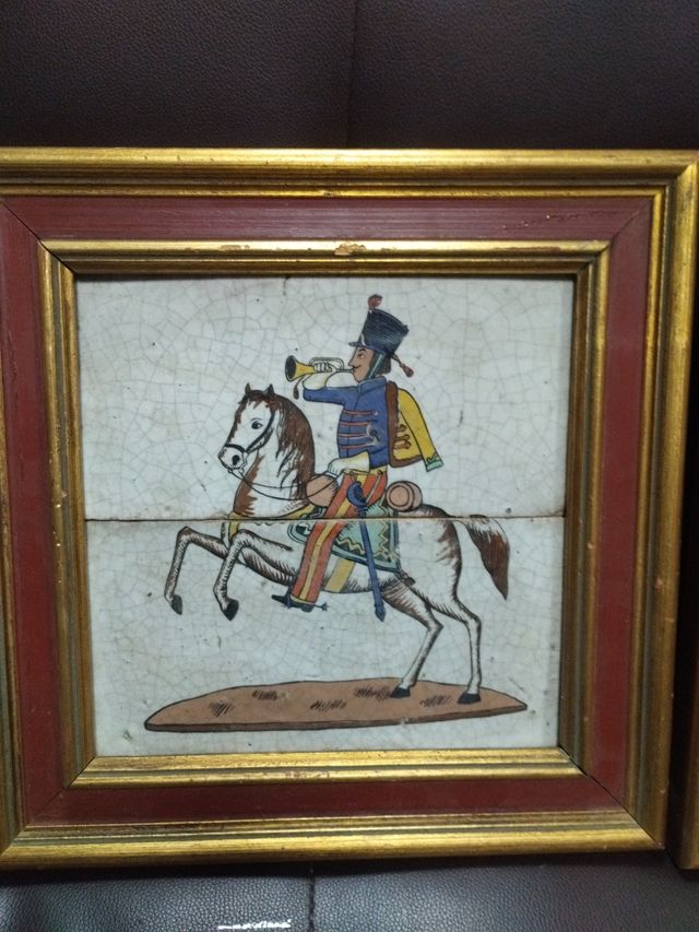 Cuadros cerámica antigua motivos militares.