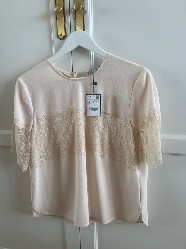 Blusa de crepe y encaje rosa maquillaje